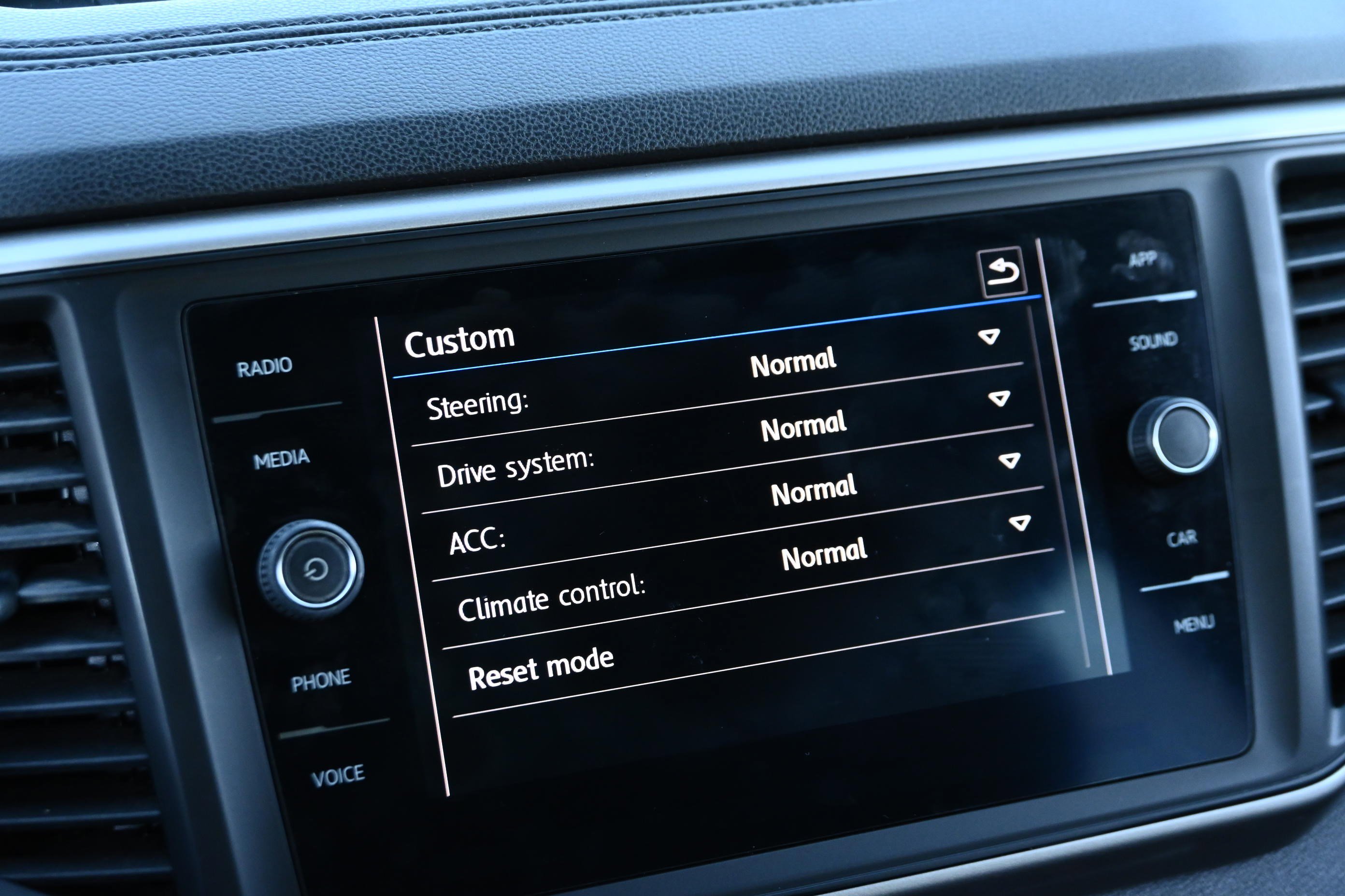 Used 2020 Volkswagen Atlas Cross Sport SE w/ Panoramic Sunroof Package image 15