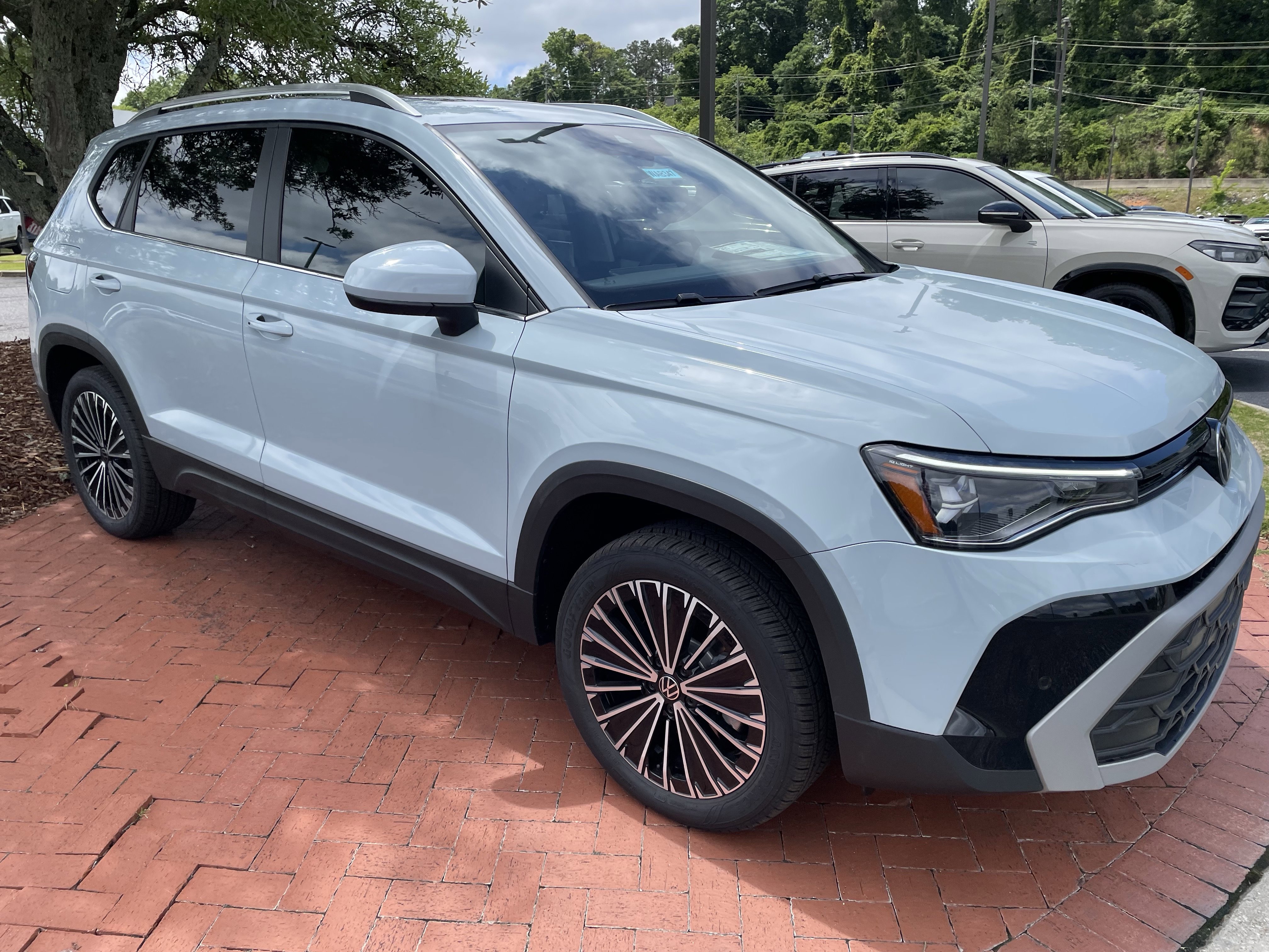 New 2026 Volkswagen Taos SE FWD image 3