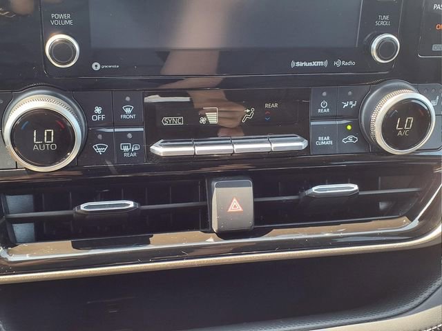 Used 2020 Toyota Highlander XLE AWD/4WD image 19