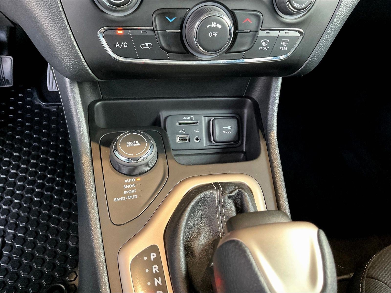 Used 2017 Jeep Cherokee Latitude w/ Cold Weather Group AWD/4WD image 15