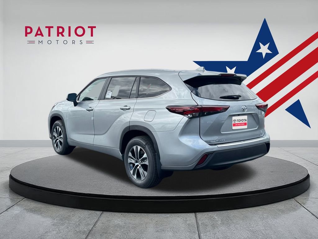 New 2025 Toyota Highlander XLE image 3