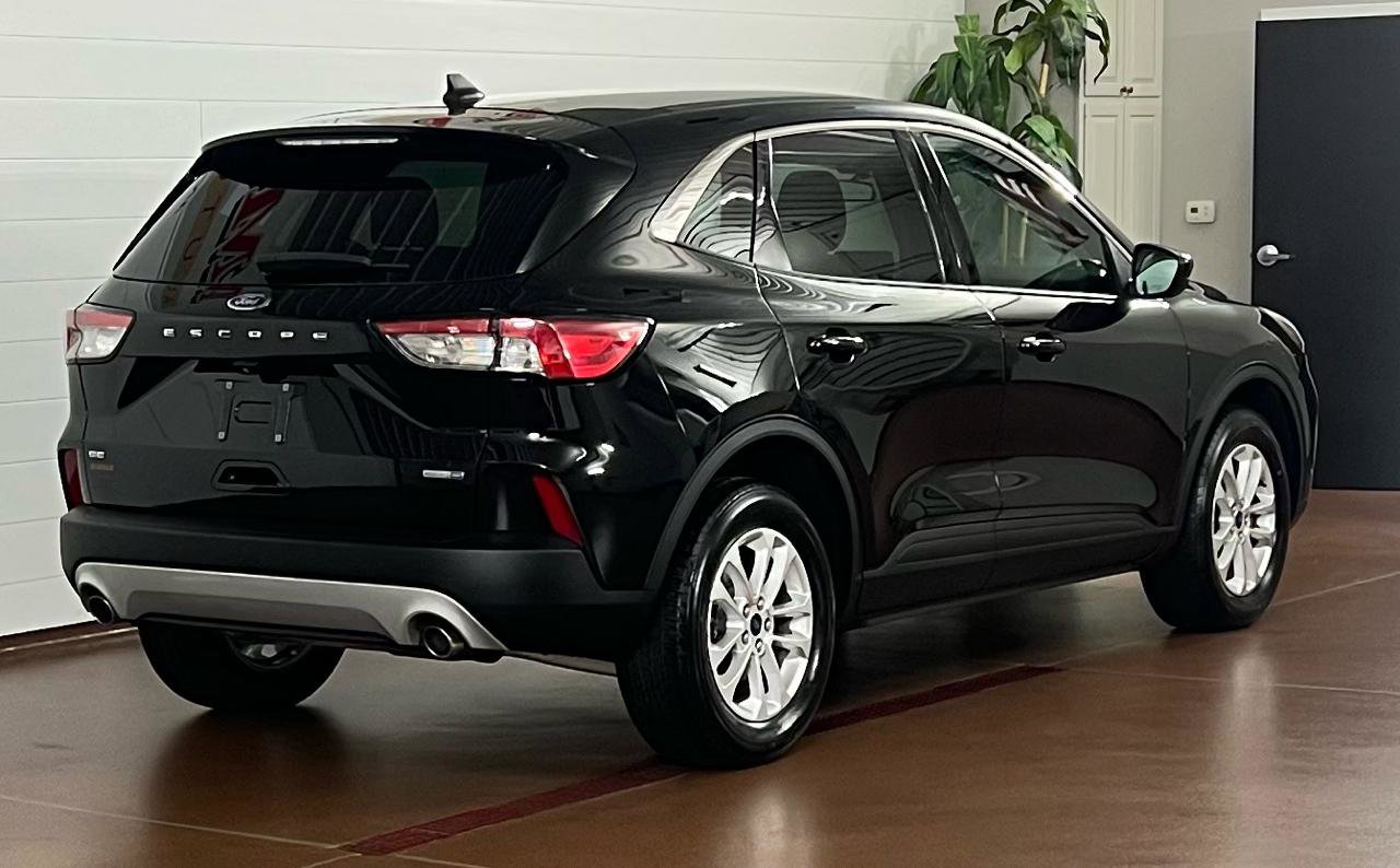 Used 2020 Ford Escape SE image 3