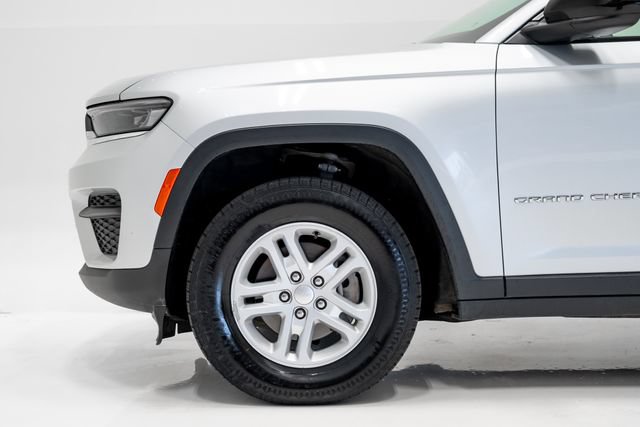 Used 2024 Jeep Grand Cherokee Laredo AWD/4WD image 32