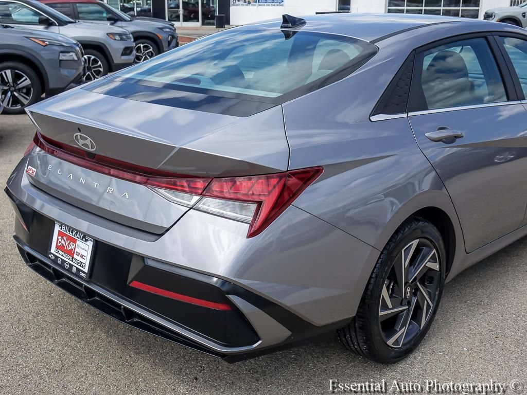 Used 2025 Hyundai Elantra SEL FWD image 8