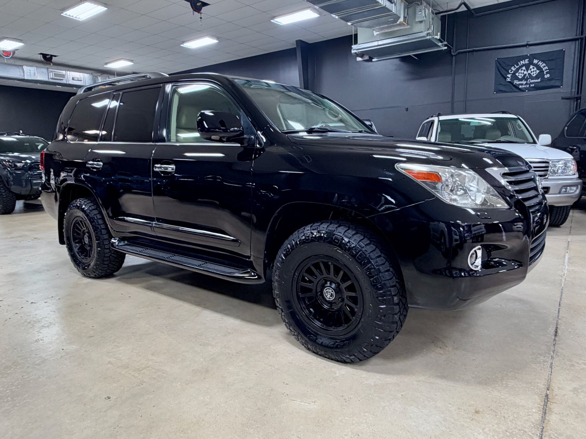Used 2009 Lexus LX 570 4WD w/ Preferred Accessory Pkg image 10