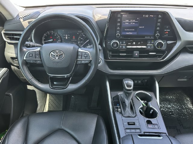 Used 2021 Toyota Highlander XLE AWD/4WD image 11
