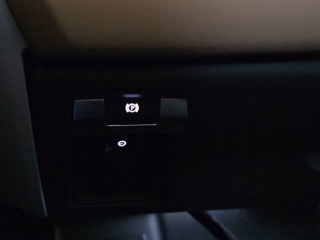 Used 2025 Land Rover Defender 110 X-Dynamic SE image 24