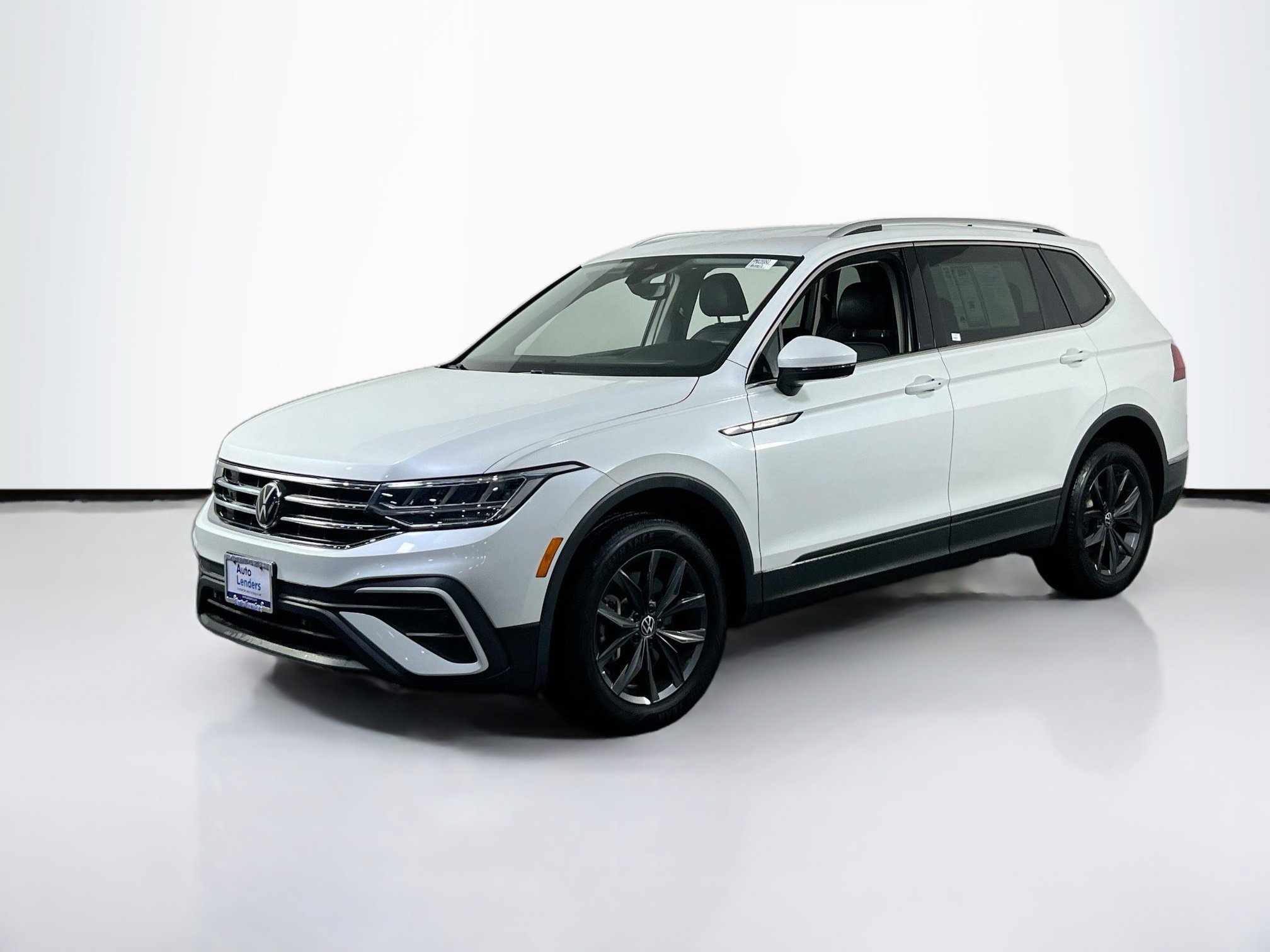 Used 2023 Volkswagen Tiguan SE AWD/4WD image 1