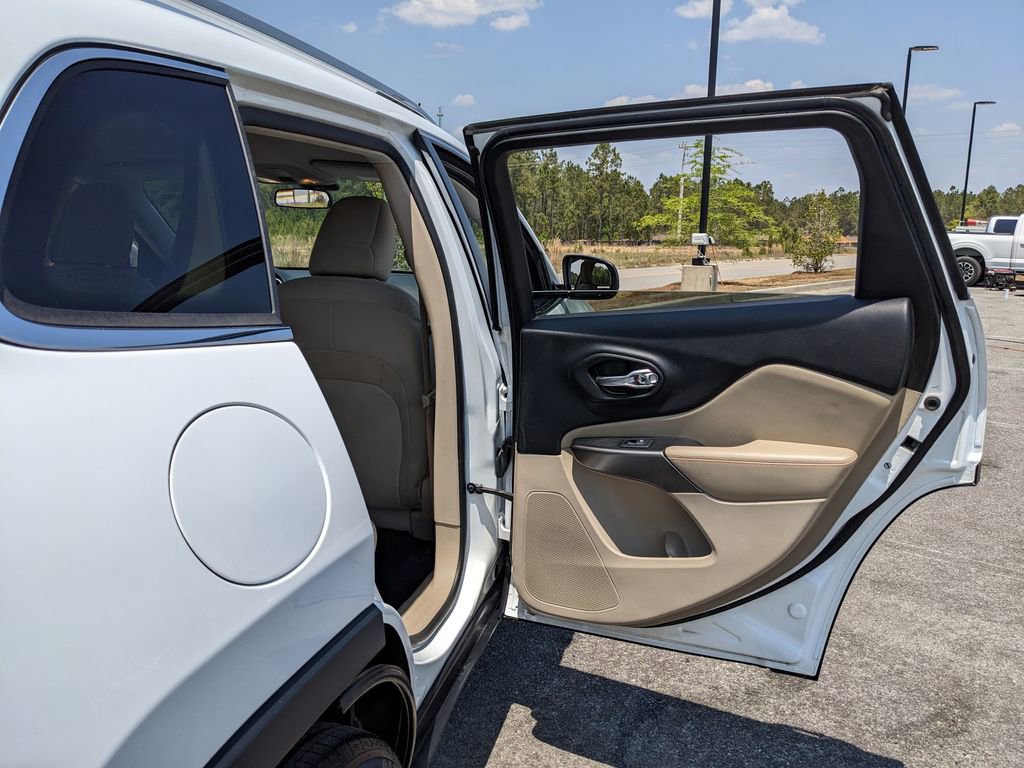 Used 2019 Jeep Cherokee Latitude w/ Popular Appearance Group FWD image 31