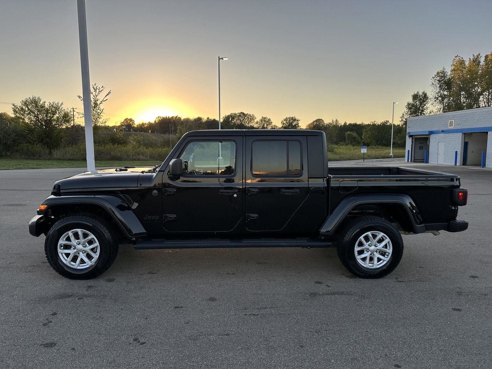 Used 2023 Jeep Gladiator Sport image 2