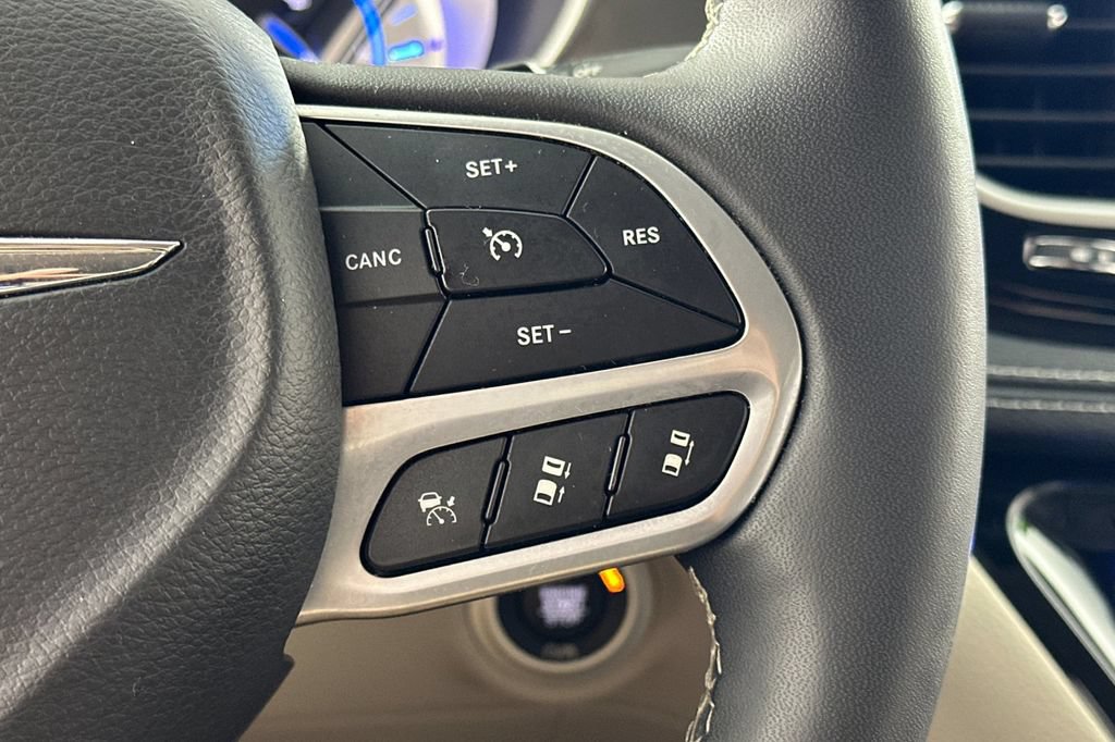 Used 2023 Chrysler Pacifica Touring-L FWD image 29