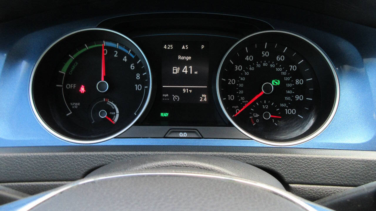 Used 2015 Volkswagen e-Golf SEL Premium FWD image 29