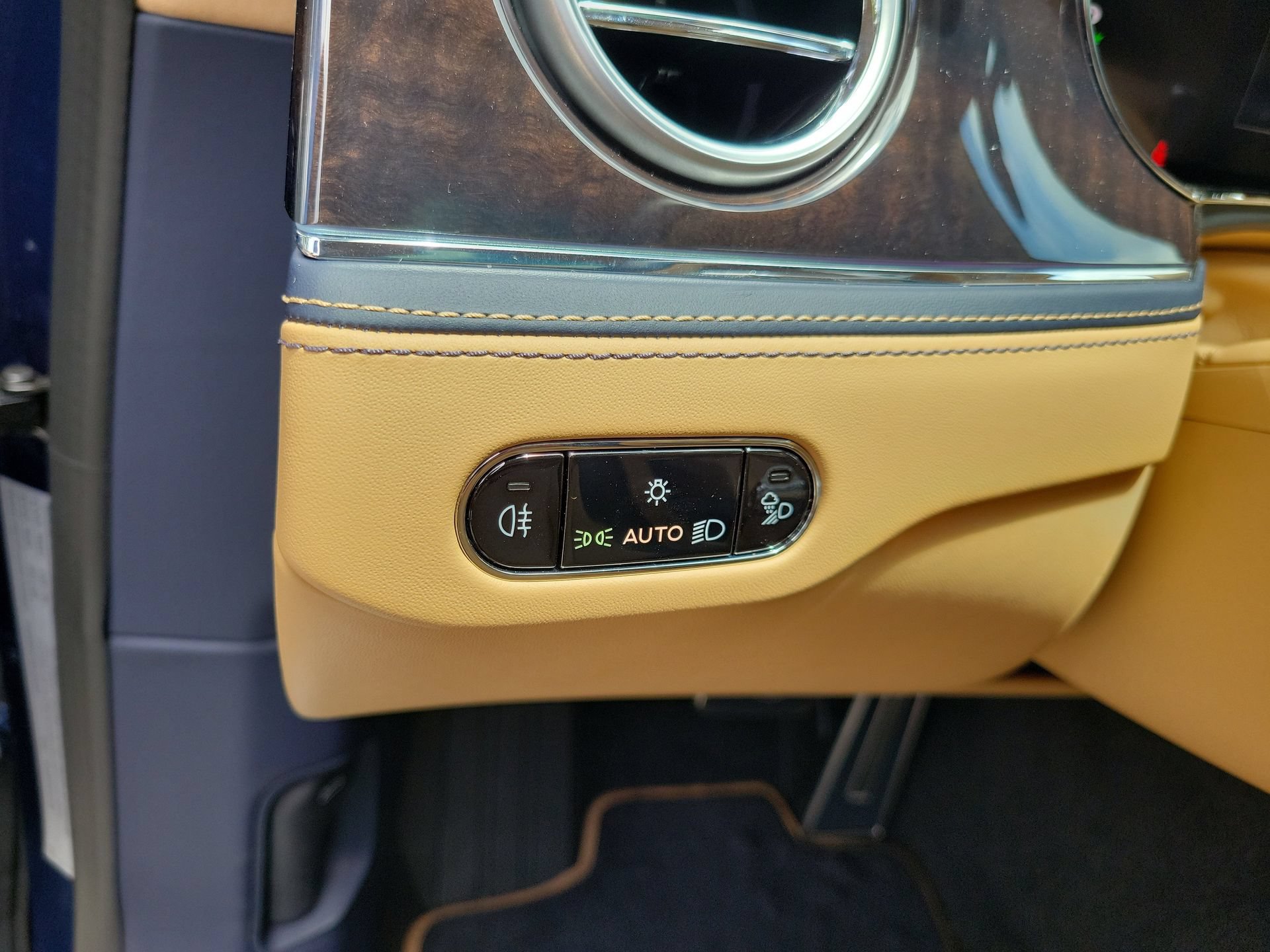 Used 2025 Bentley Flying Spur Plug-In Hybrid AWD/4WD image 54