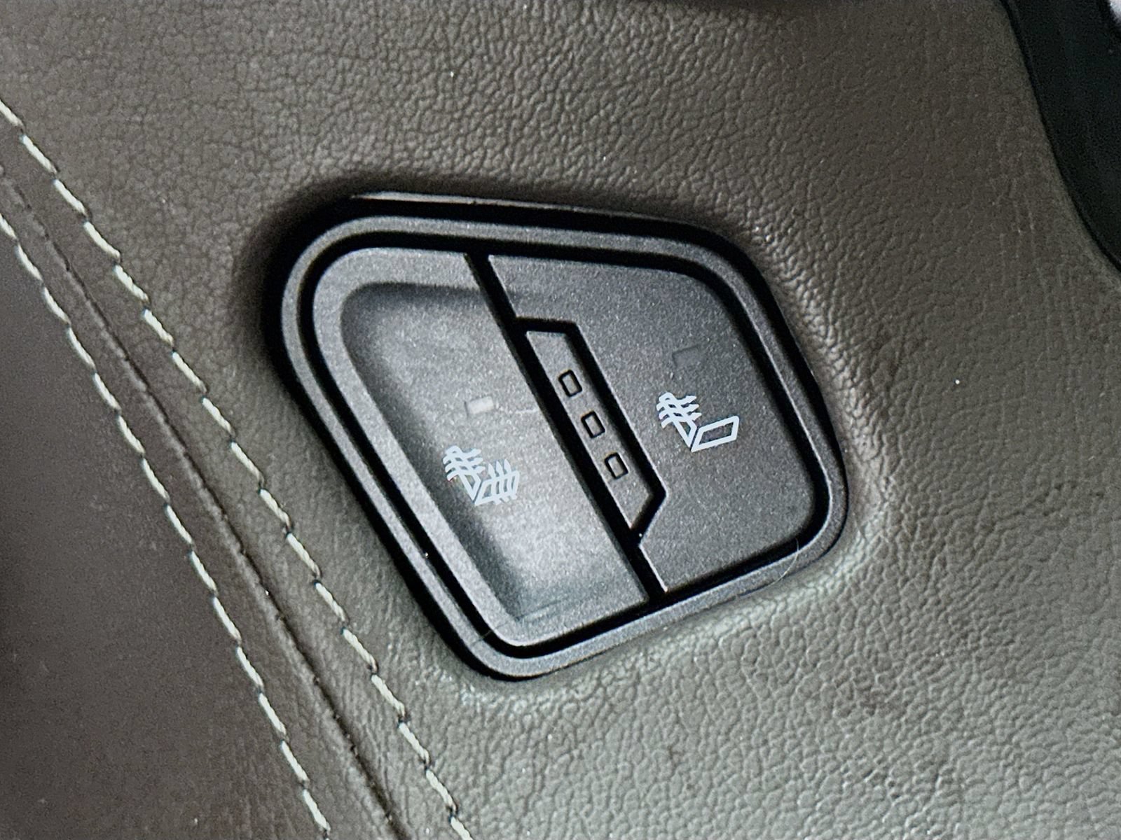 Used 2019 Chevrolet Tahoe LT w/ Luxury Package AWD/4WD image 19
