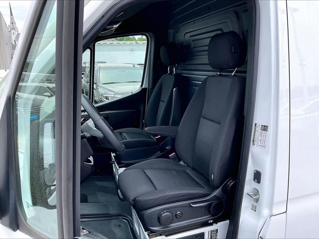 Used 2025 Mercedes-Benz Sprinter 2500 image 10
