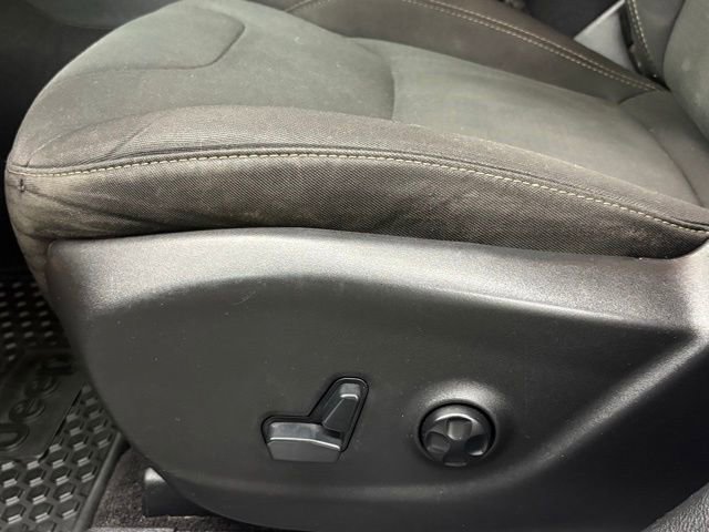 Used 2016 Jeep Cherokee Latitude w/ Cold Weather Group AWD/4WD image 13