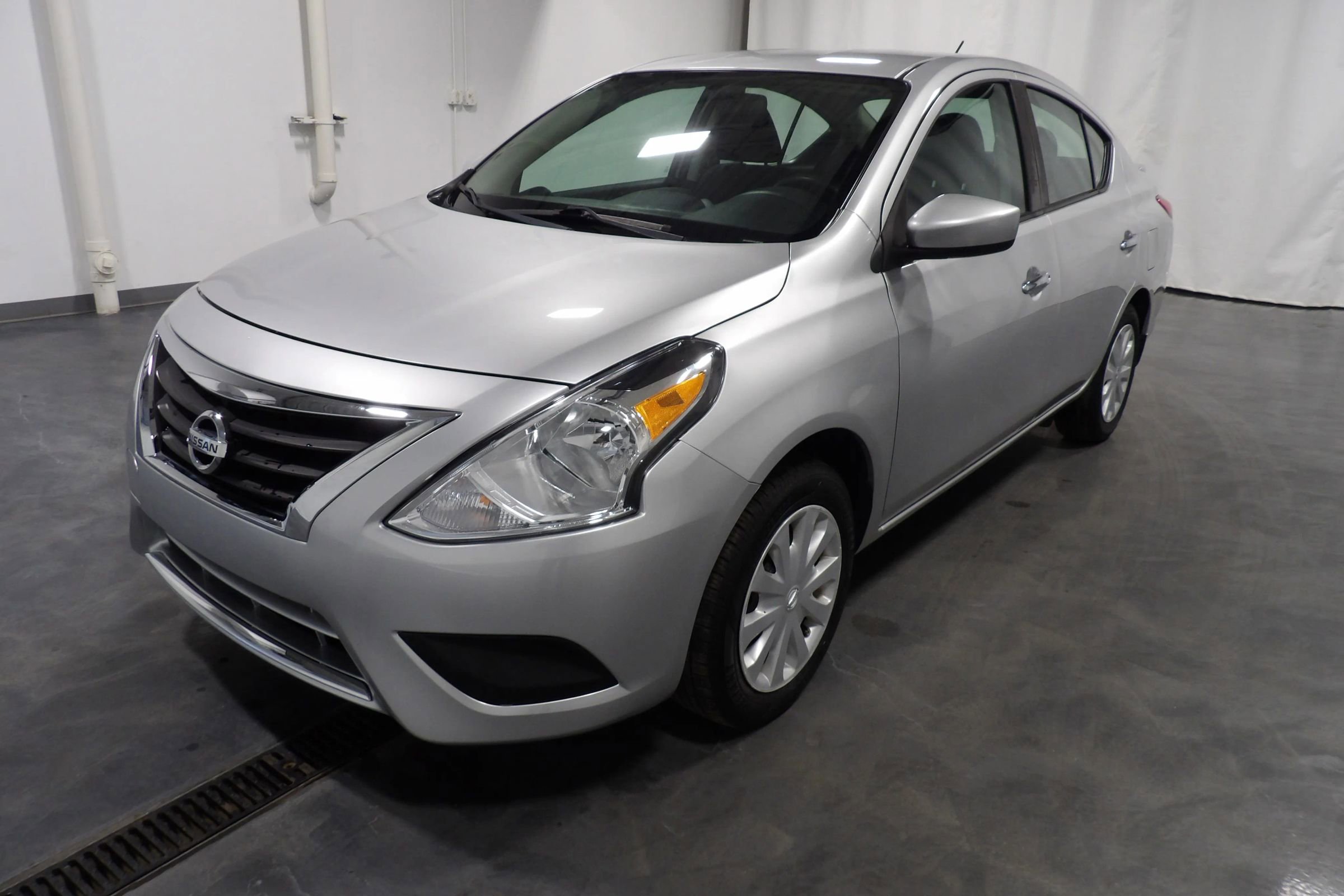 Used 2019 Nissan Versa SV image 3