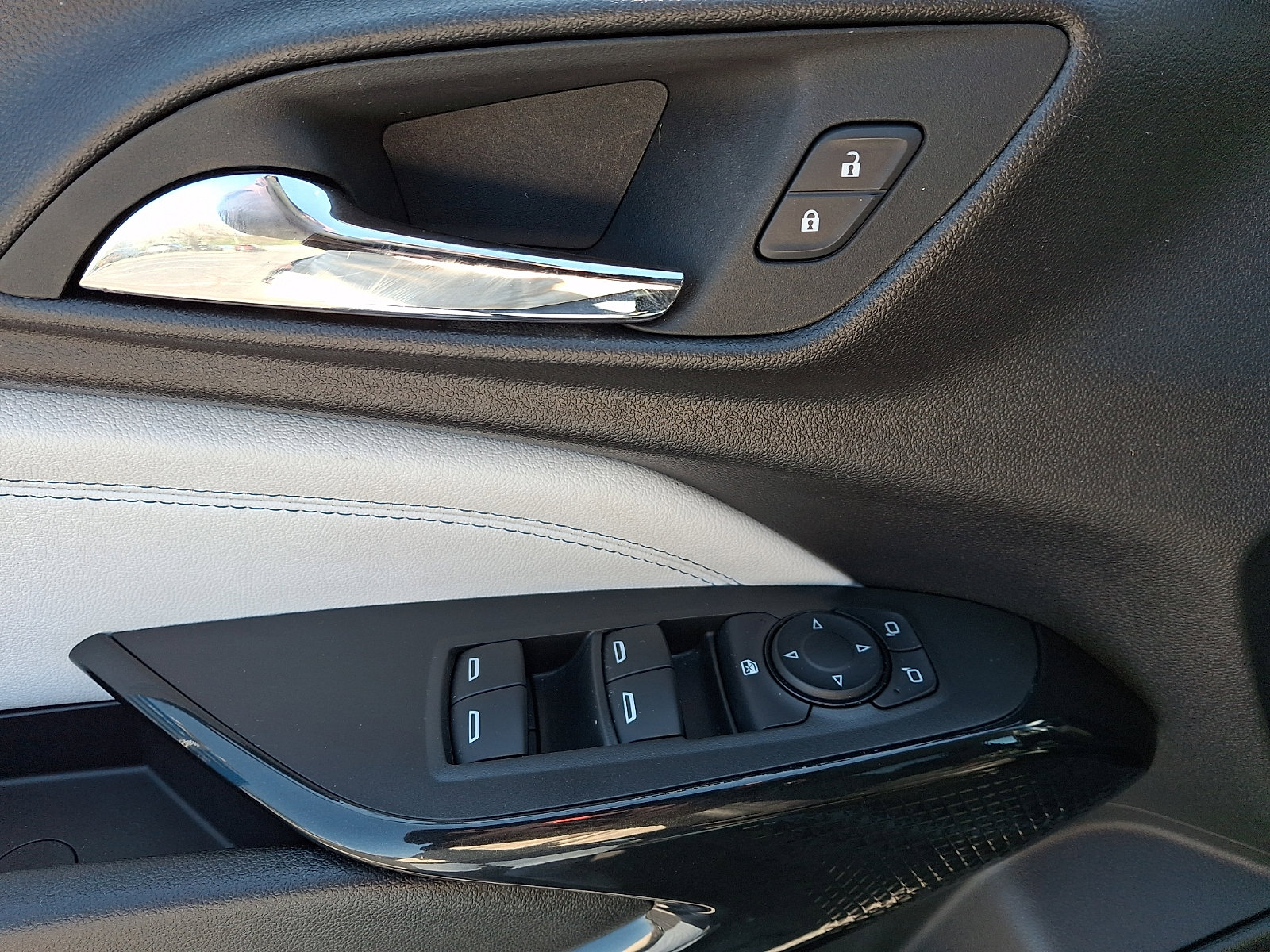 Certified 2025 Chevrolet Trax LT FWD image 12