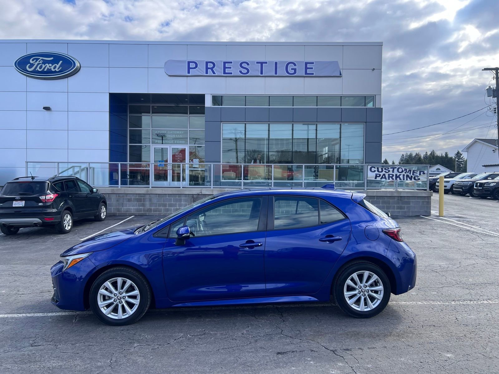 Used 2023 Toyota Corolla SE w/ SE Premium Package image 2