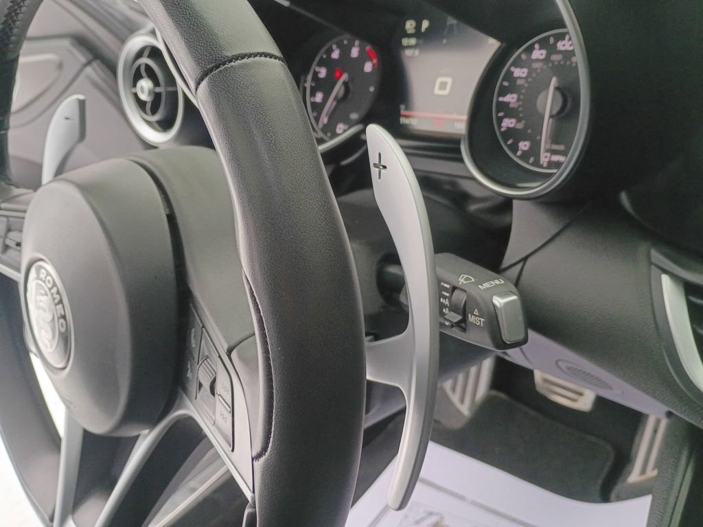 Used 2017 Alfa Romeo Giulia AWD image 34