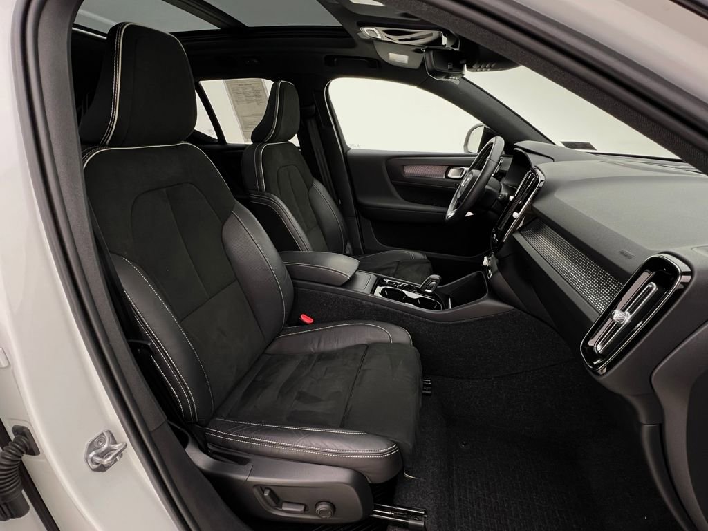Used 2021 Volvo XC40 T5 R-Design image 19