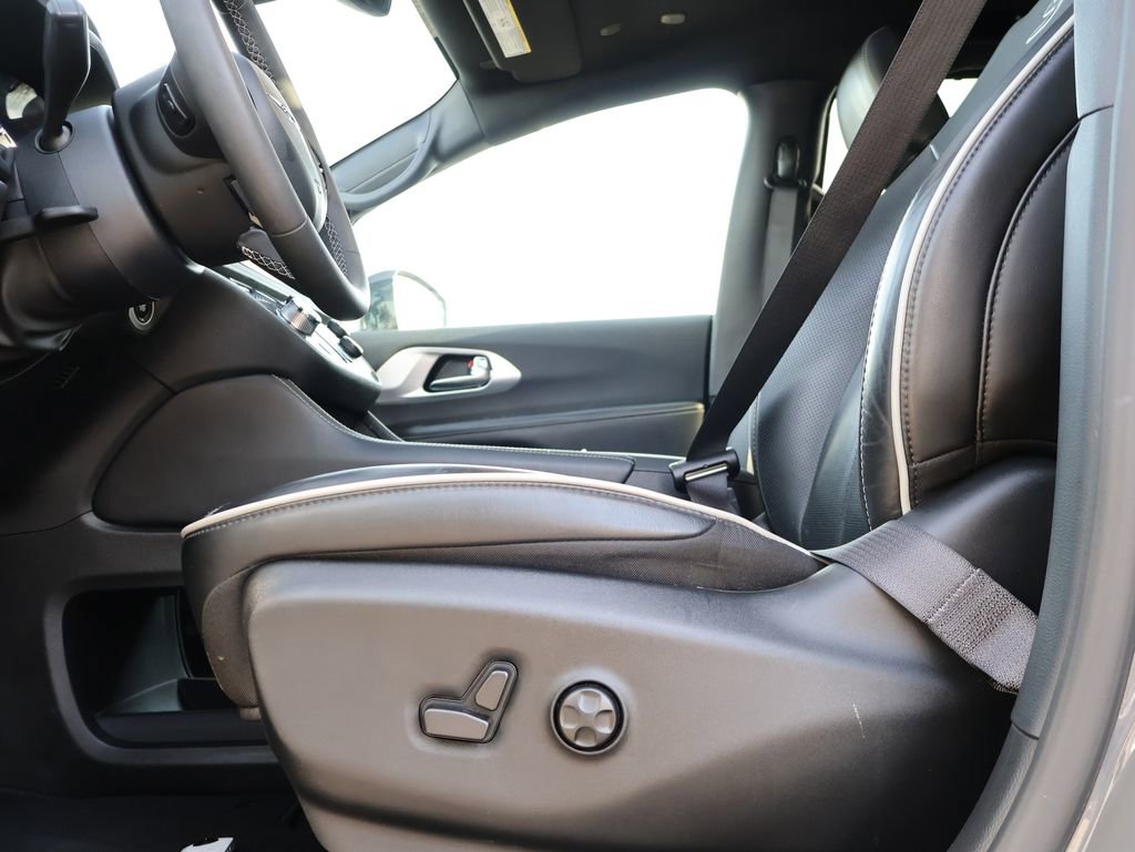 Used 2025 Chrysler Pacifica Limited image 41