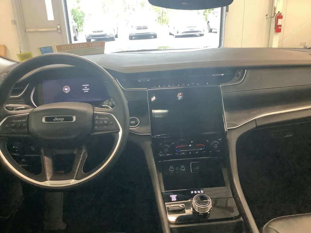Used 2023 Jeep Grand Cherokee Limited AWD/4WD image 7