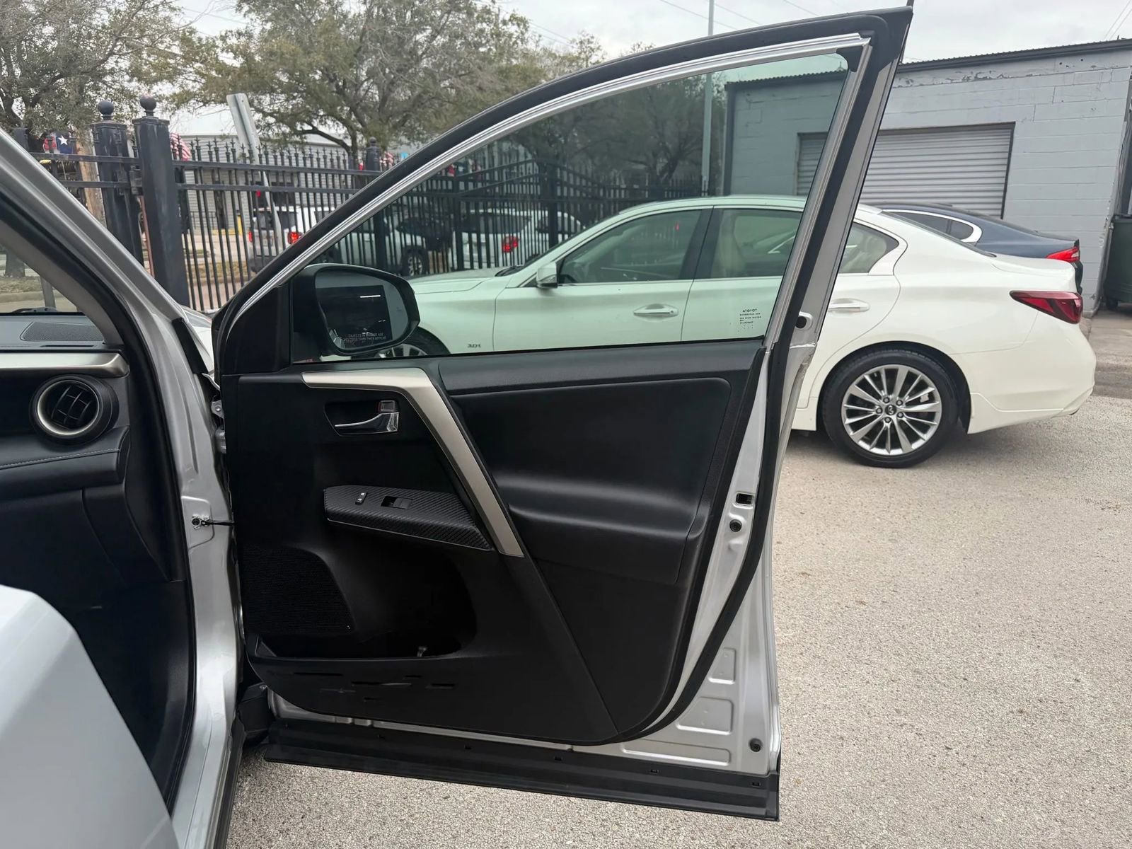 Used 2015 Toyota RAV4 Limited w/ Technology Package image 13