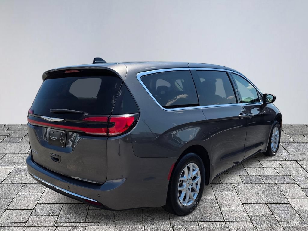 Used 2023 Chrysler Pacifica Touring-L FWD image 7