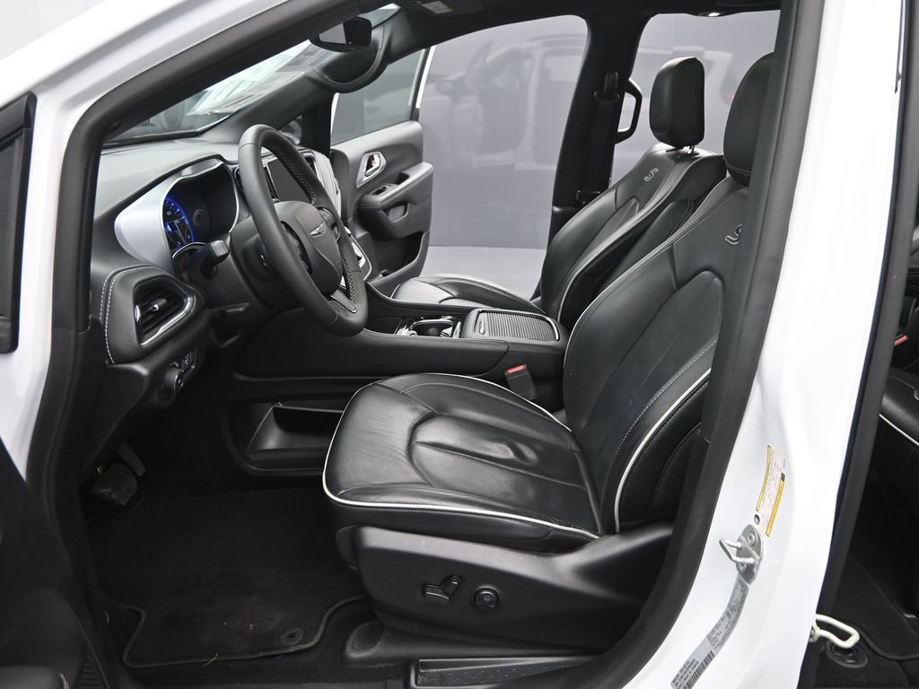 Used 2025 Chrysler Pacifica Limited image 10