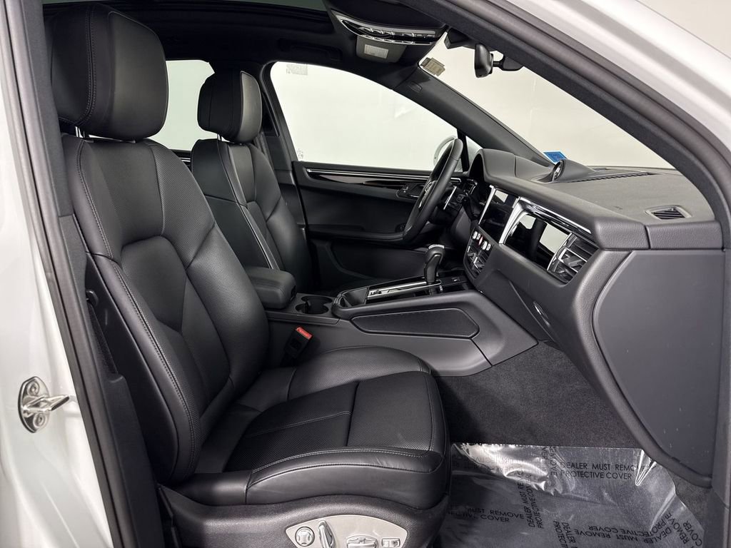 Certified 2025 Porsche Macan image 24