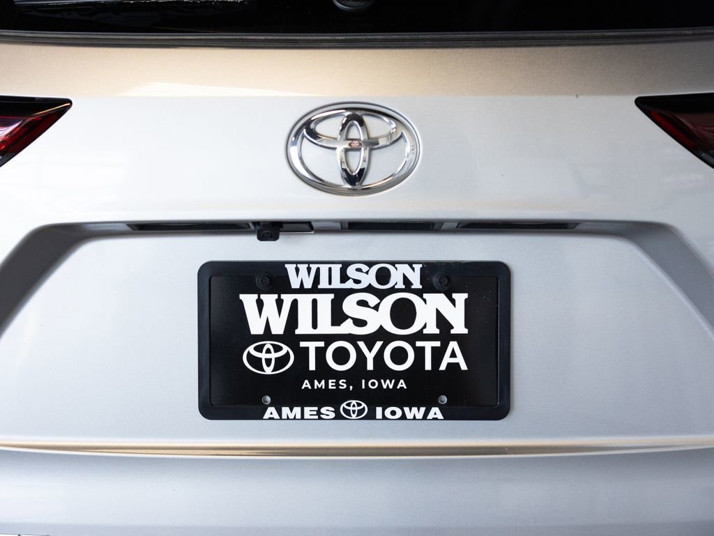 Used 2024 Toyota Highlander LE AWD/4WD image 6