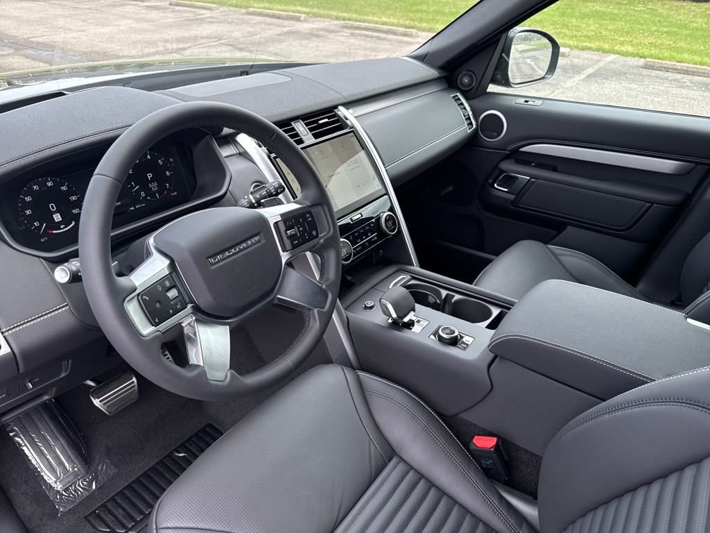 New 2025 Land Rover Discovery Dynamic SE image 12
