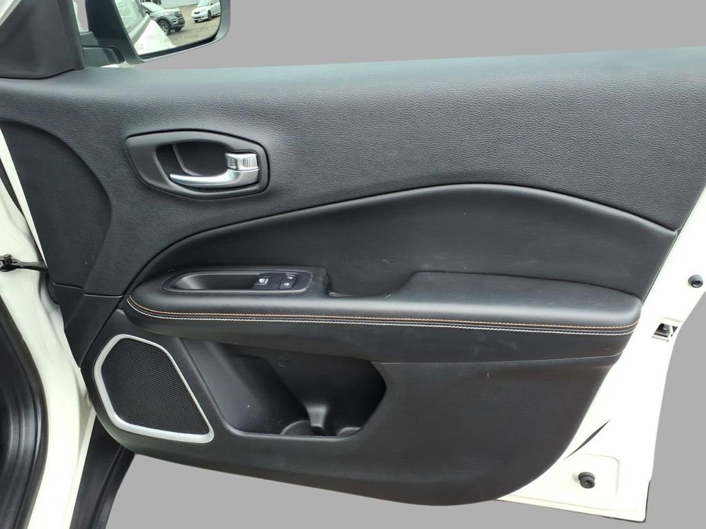 Used 2019 Jeep Compass Latitude w/ Cold Weather Group image 10