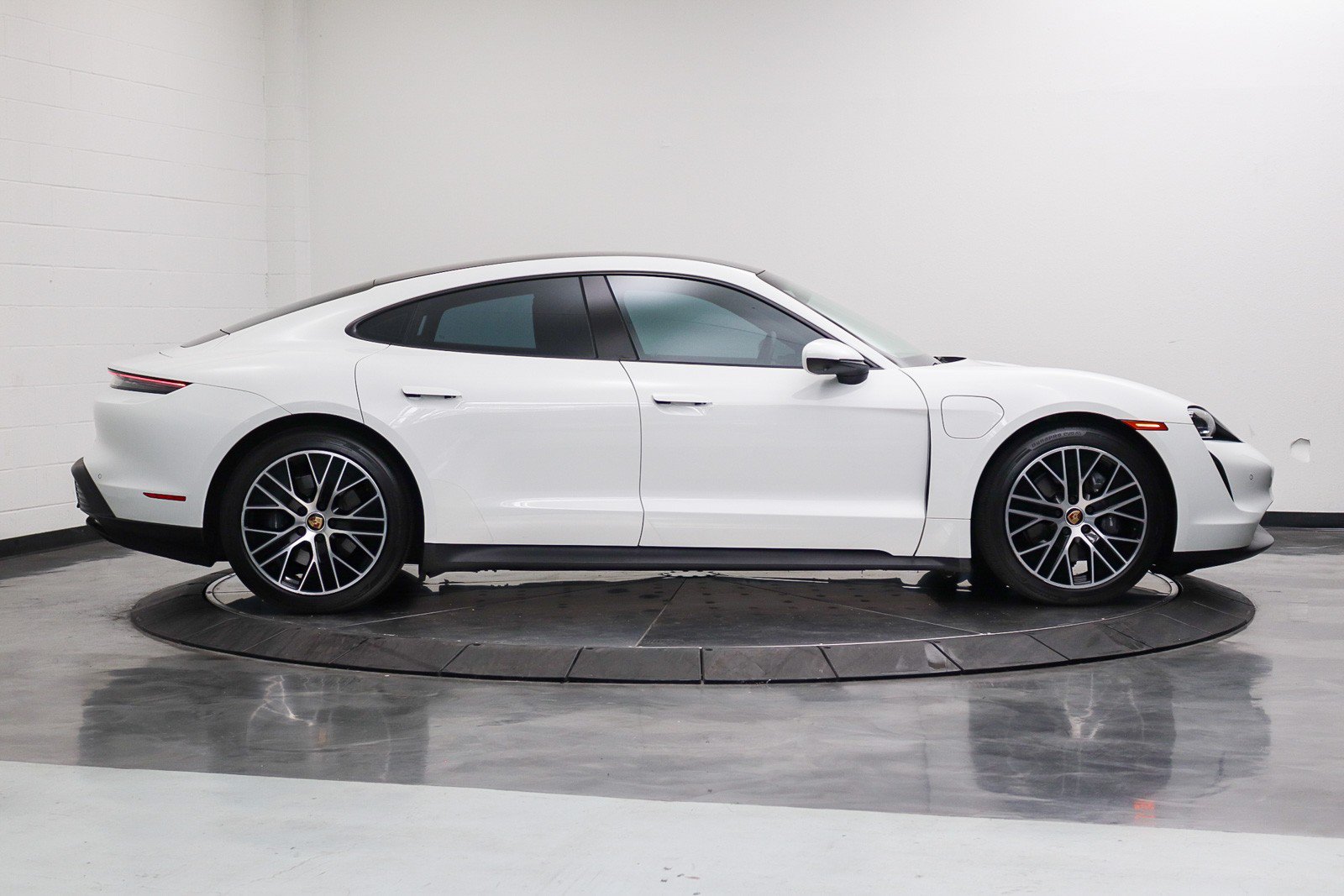 Used 2022 Porsche Taycan RWD image 6