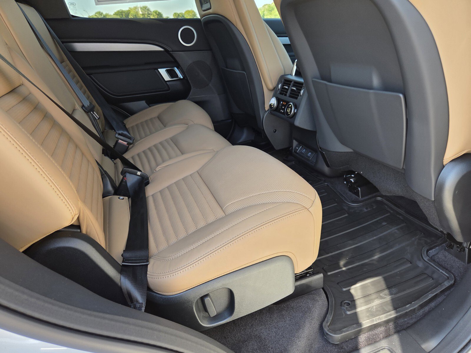 Used 2026 Land Rover Discovery Limited Edition image 5