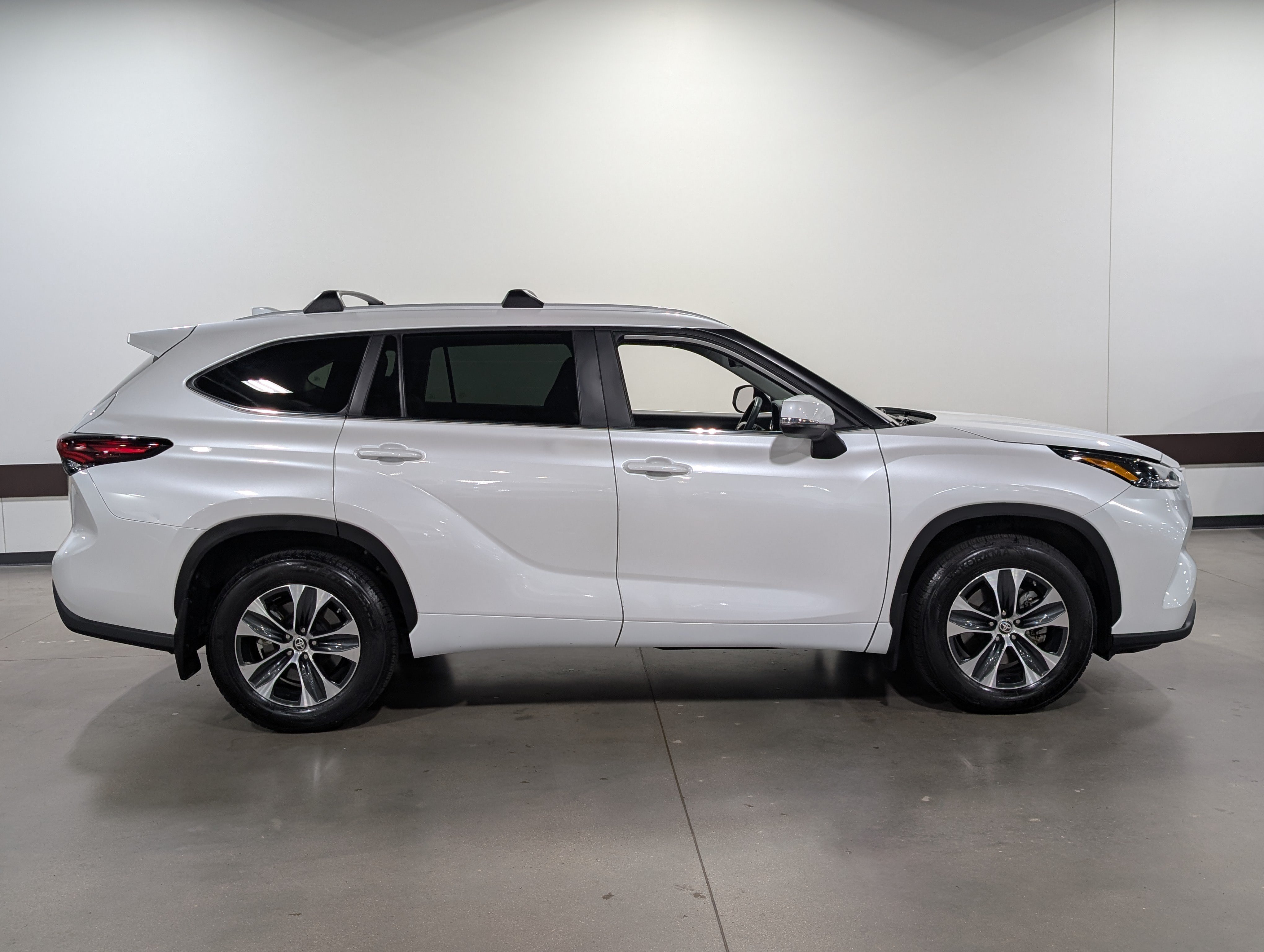 Used 2024 Toyota Highlander XLE AWD/4WD image 2