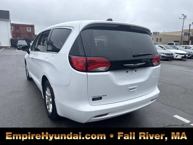 Used 2023 Chrysler Voyager LX image 10