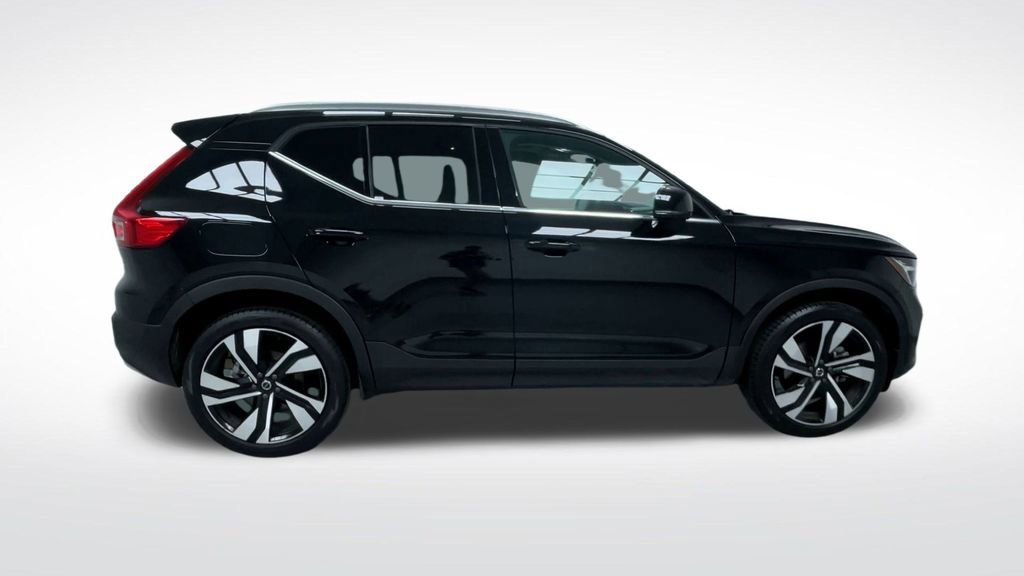 Used 2025 Volvo XC40 B5 Plus image 26