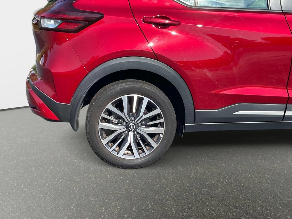 Used 2023 Nissan Kicks SR w/ SR Premium Package FWD image 7