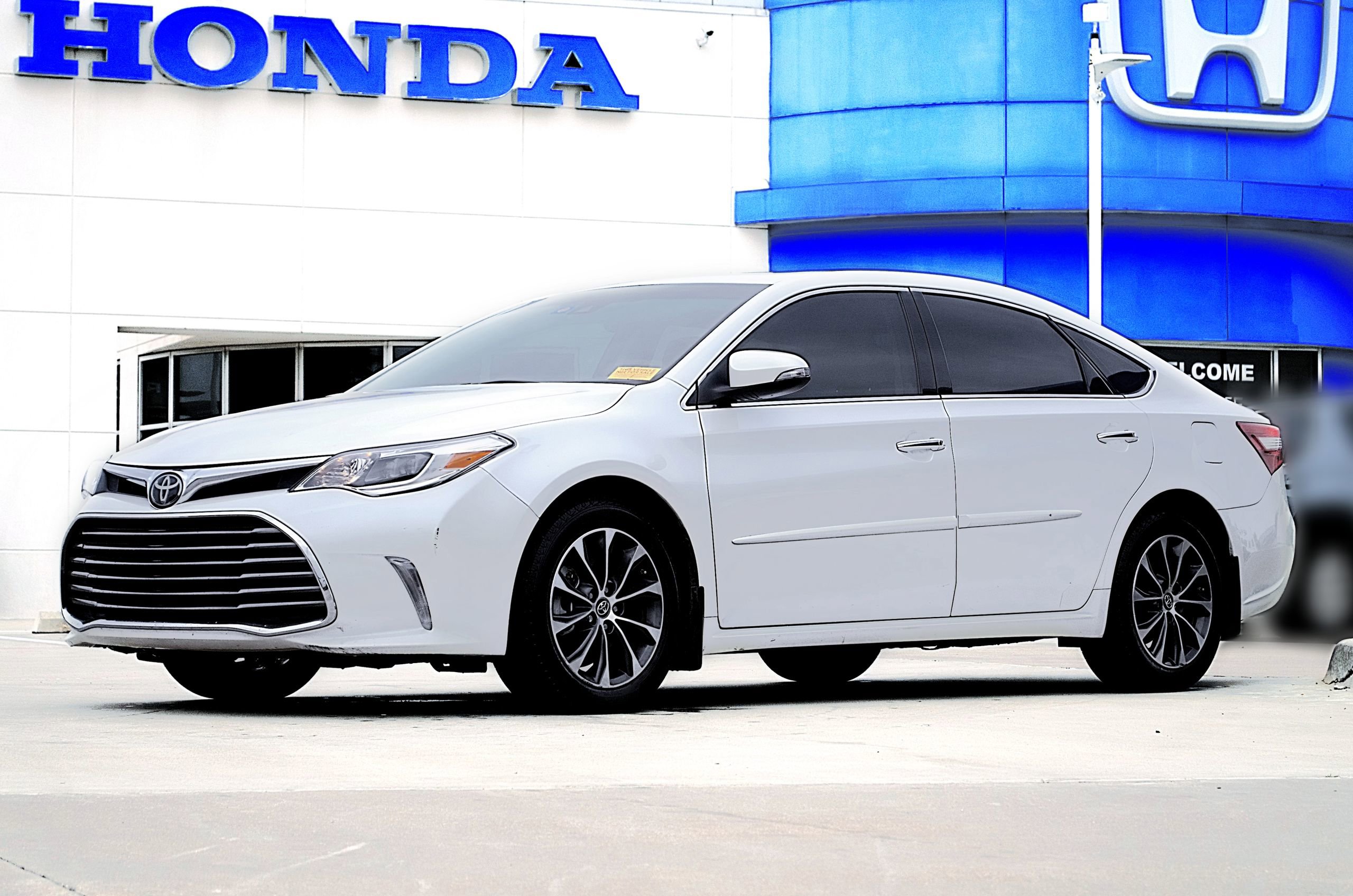 Used 2017 Toyota Avalon XLE Premium FWD image 1