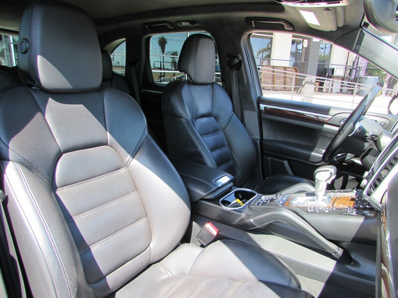 Used 2012 Porsche Cayenne Turbo AWD/4WD image 31