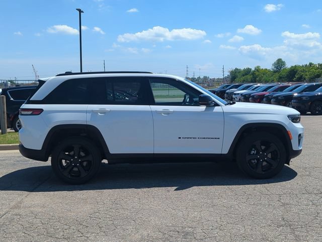 Used 2023 Jeep Grand Cherokee Altitude AWD/4WD image 2