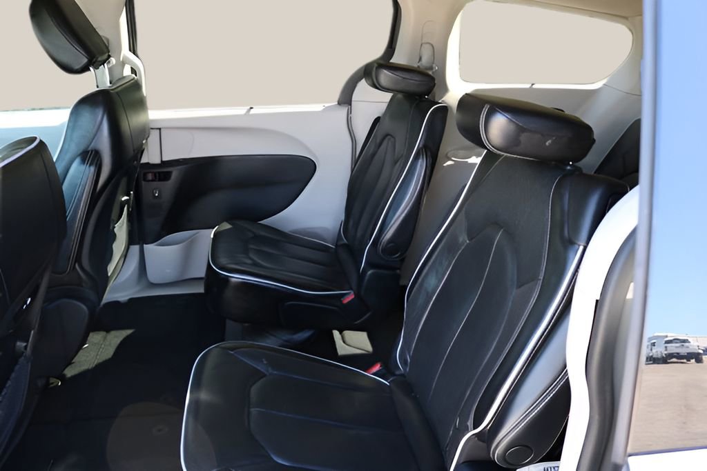 Used 2023 Chrysler Pacifica Limited image 15