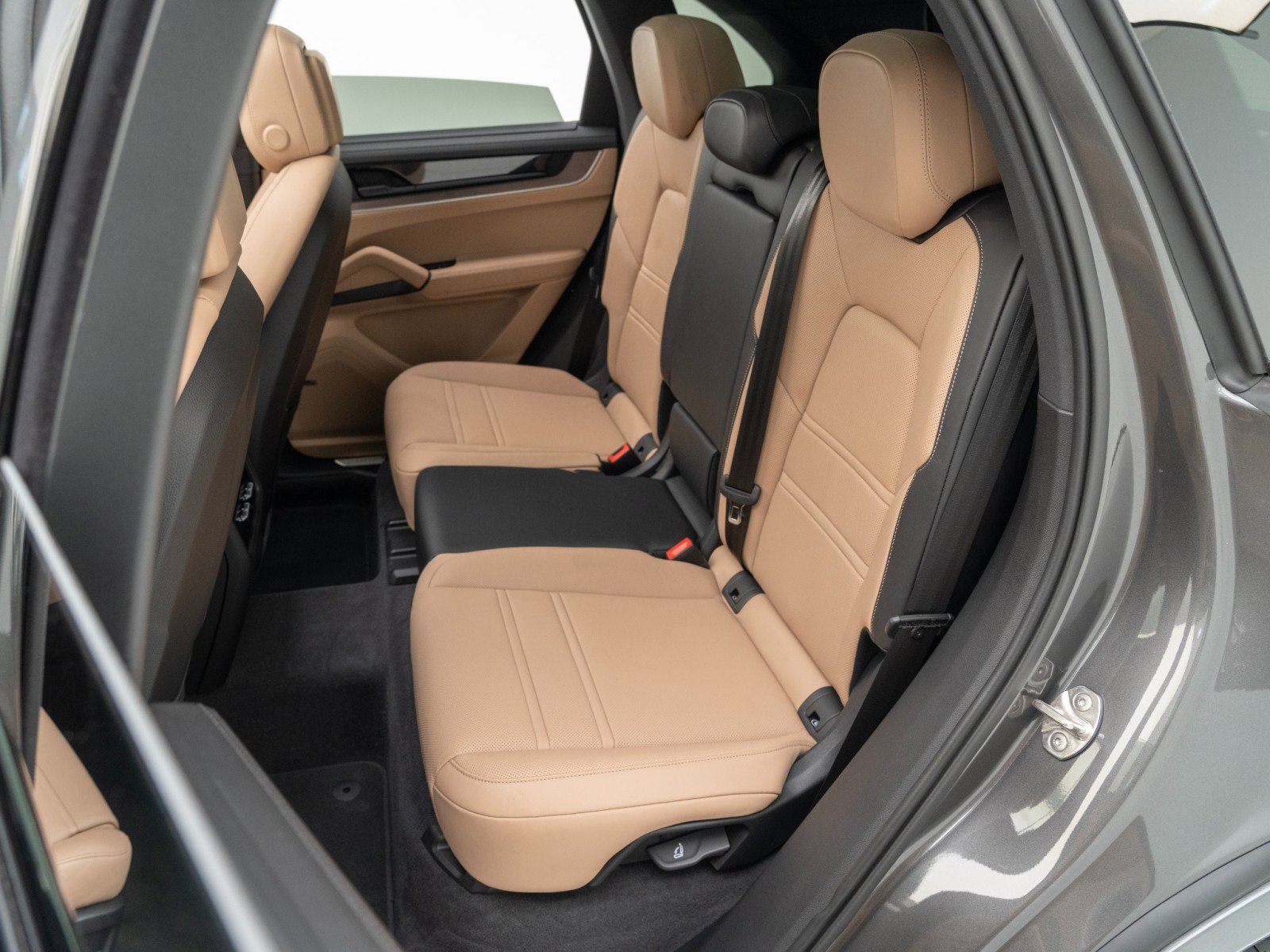 Certified 2025 Porsche Cayenne S image 33