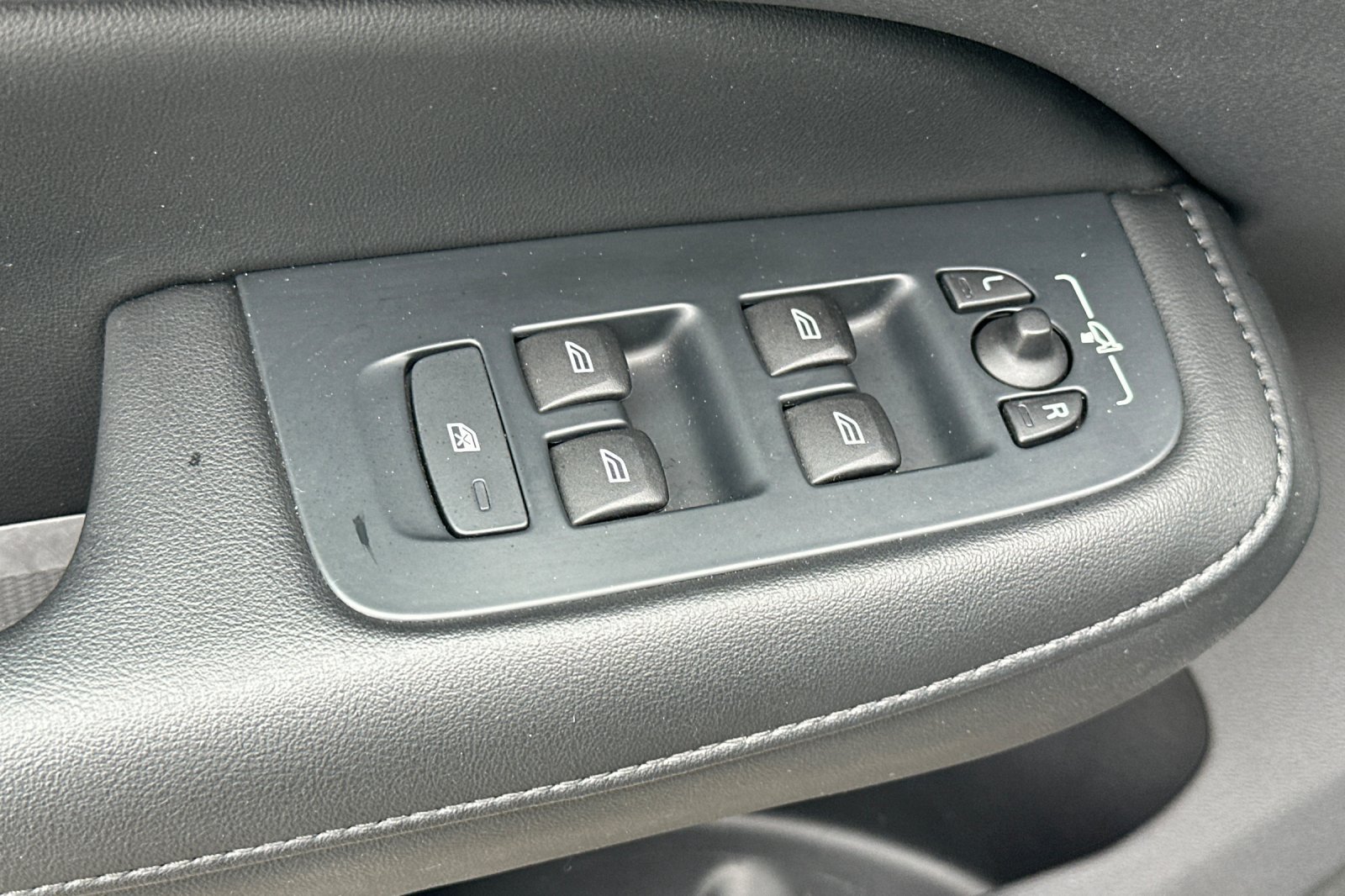 Certified 2025 Volvo S60 B5 Core FWD image 12