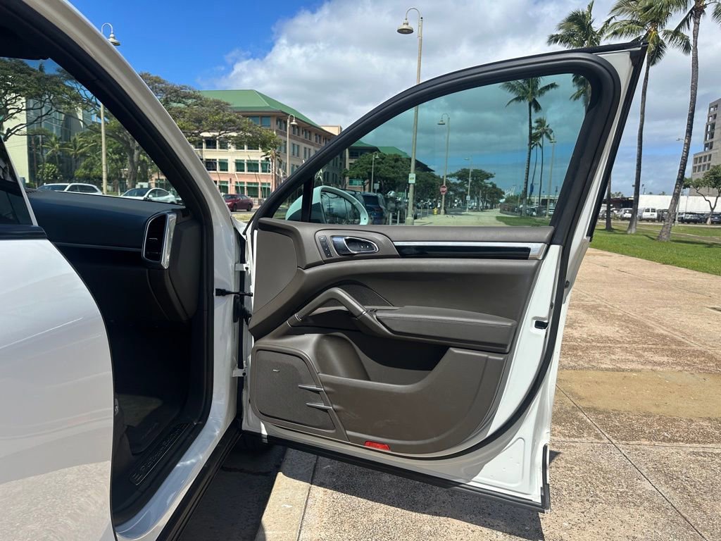 Used 2018 Porsche Cayenne Platinum Edition w/ Premium Package image 18