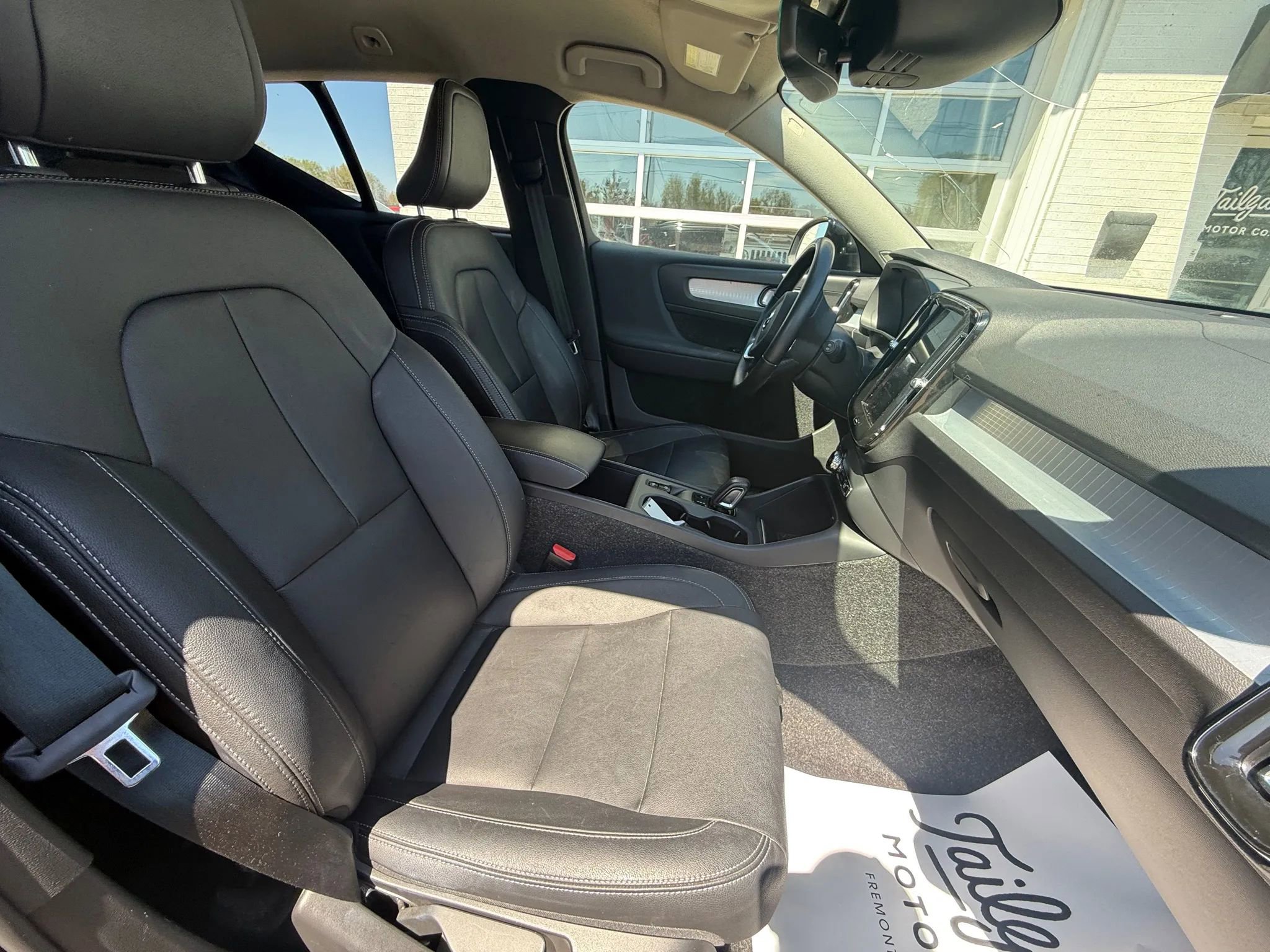 Used 2021 Volvo XC40 T4 Momentum image 10