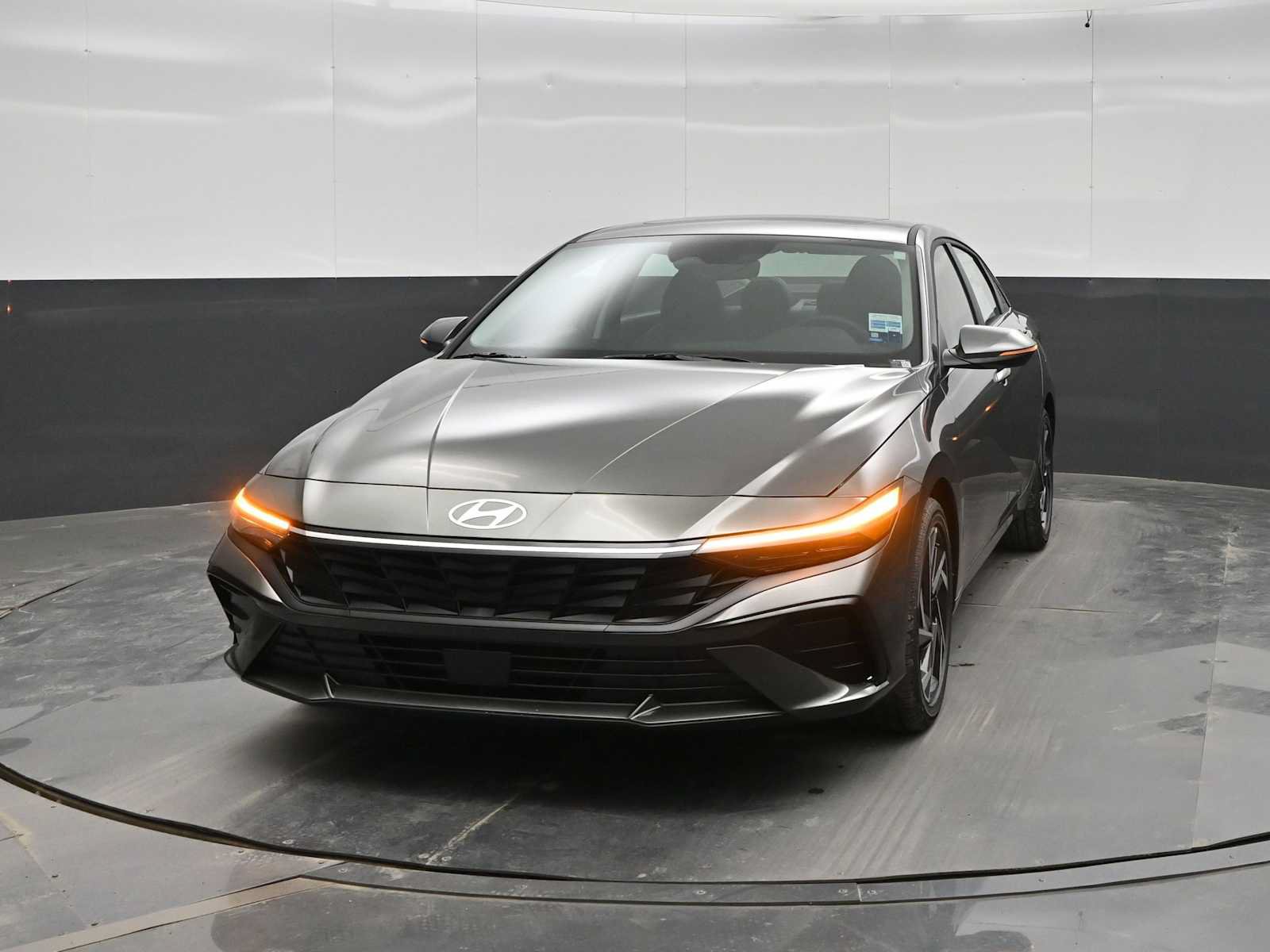 New 2026 Hyundai Elantra Limited FWD image 3