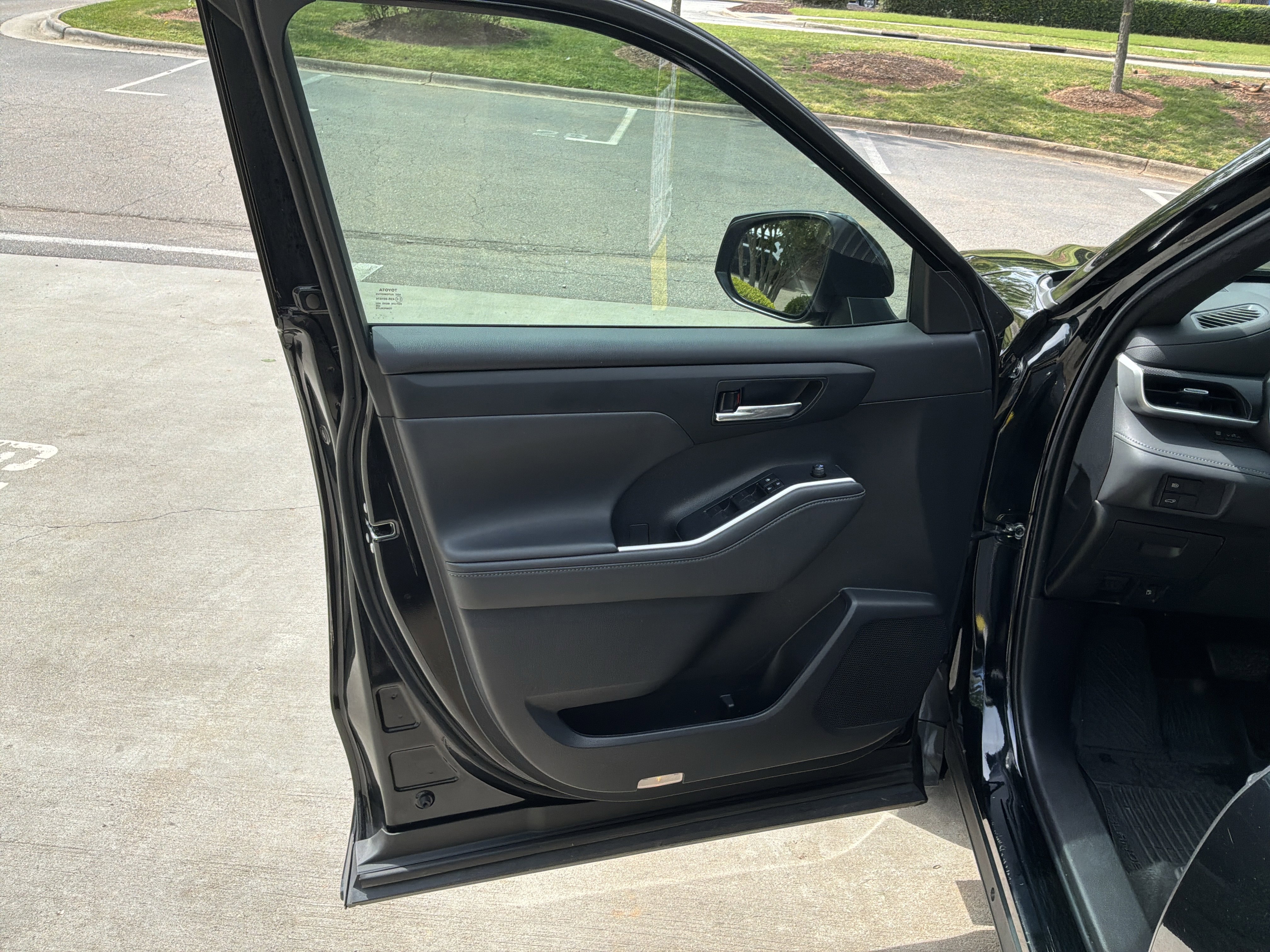 Used 2022 Toyota Highlander XSE FWD image 14